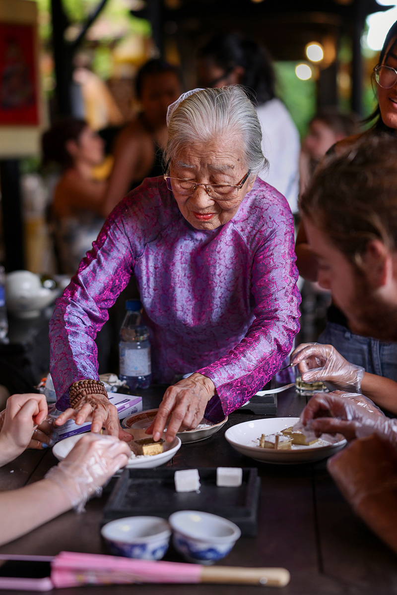 Students learn from Madam Lê Thị Trà