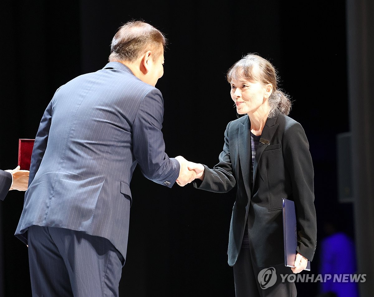 Hye-Sook Wang receiving award.